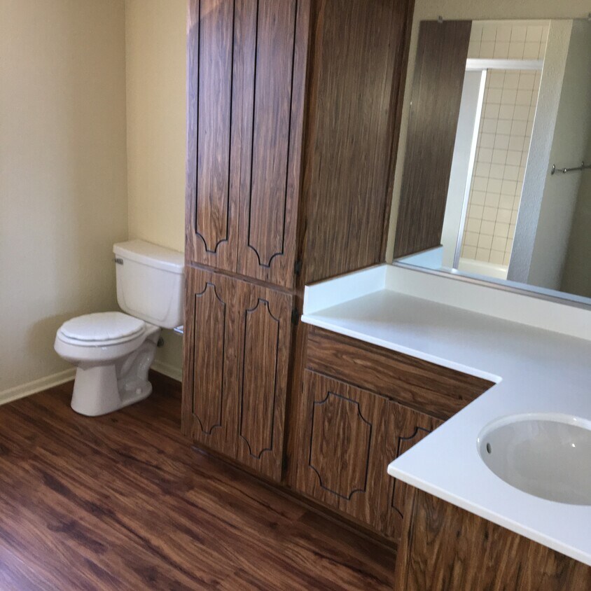 Master bathroom upstairs - 5104 Kester Ave
