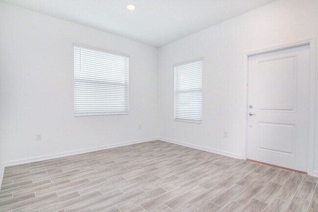 Building Photo - Beautiful 6bed/3bath Home For Rent at Pine...