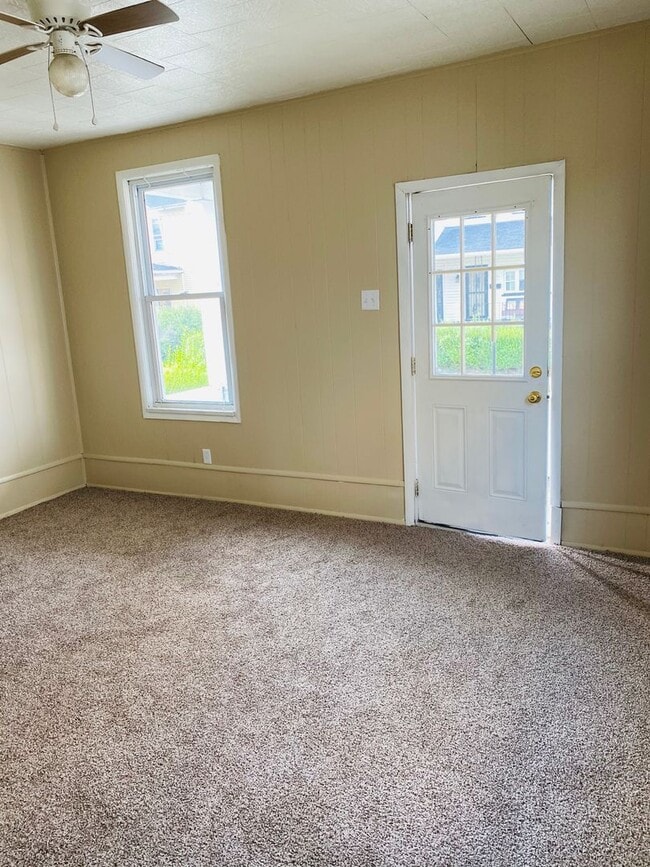 Building Photo - 2 bedroom single family home ready now