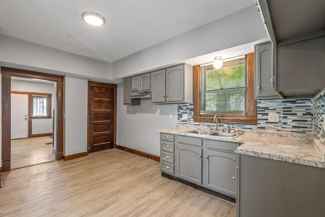 Foto del edificio - Large 4 Bedroom Home
