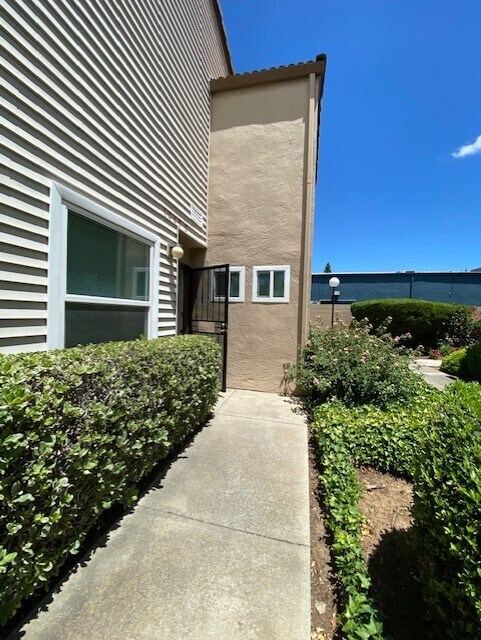 Foto principal - 1449 Bel Air Dr