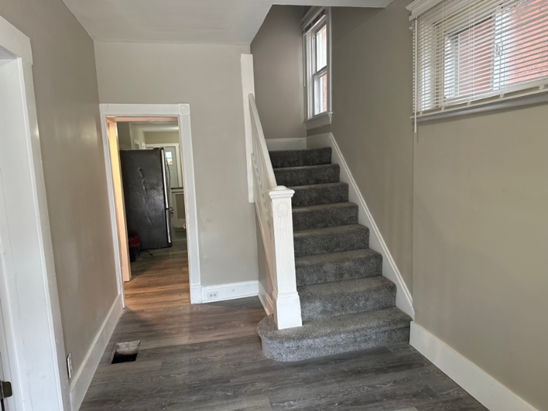 Primary Photo - LARGE 6 Bd/2.5ba Home with private backyard