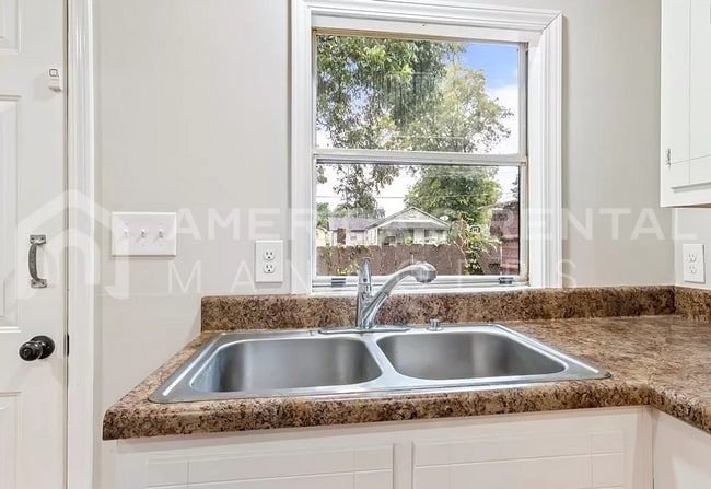 Building Photo - Cute Home for Rent in Tuscaloosa!! Availab...