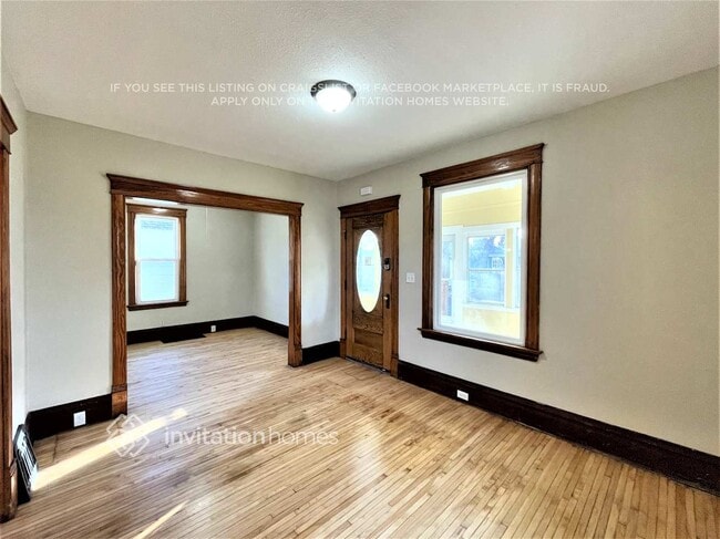 Building Photo - 496 Bay St