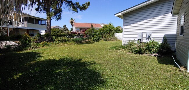 Building Photo - 501 Rainbow Dr
