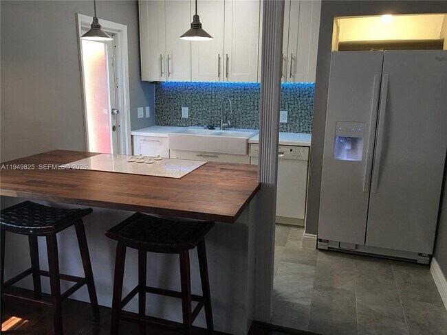 Foto del edificio - 661 SW 11th St