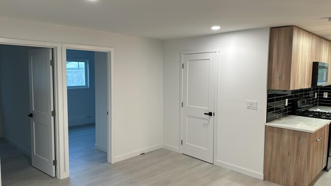 Building Photo - Everett Duplex
