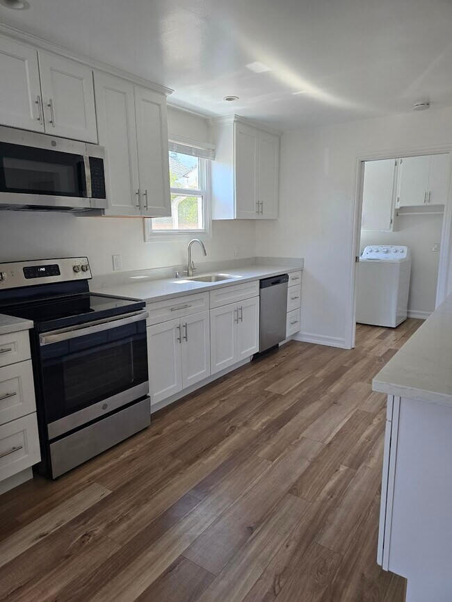 Building Photo - 889 California Dr