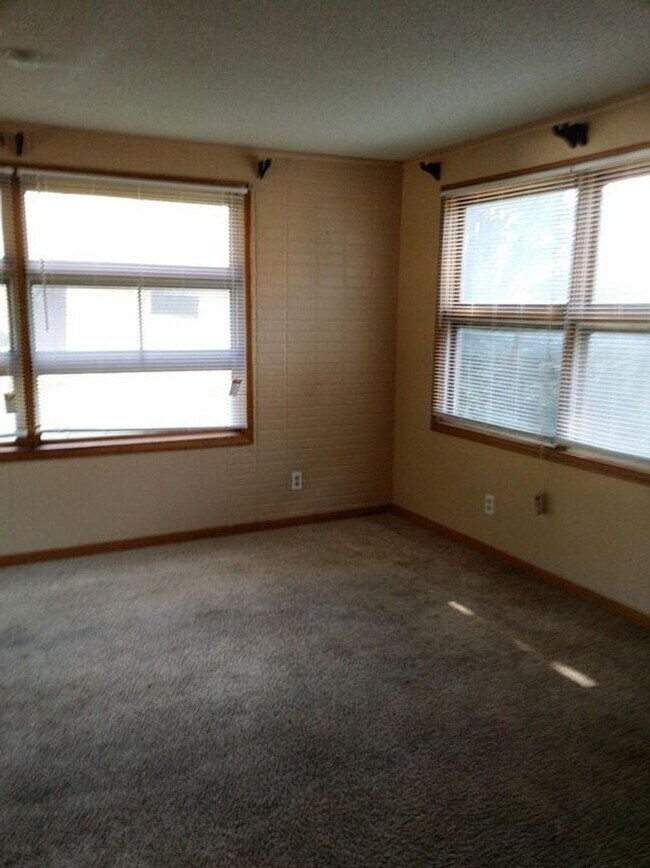 Foto del edificio - Spacious 4bd - 2 bth / 1,548 Sq