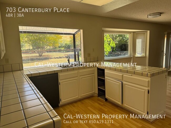 Foto del edificio - 703 Canterbury Pl