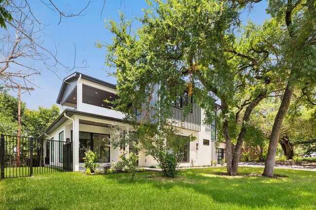 Foto del edificio - 2504 Bluffview Dr