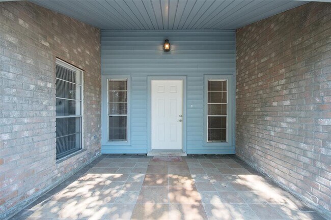 Building Photo - 1204 N Heron Dr