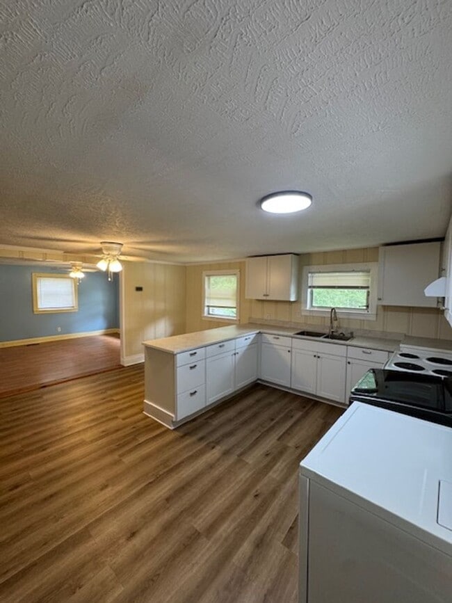 Foto del edificio - 301 Woodview Dr