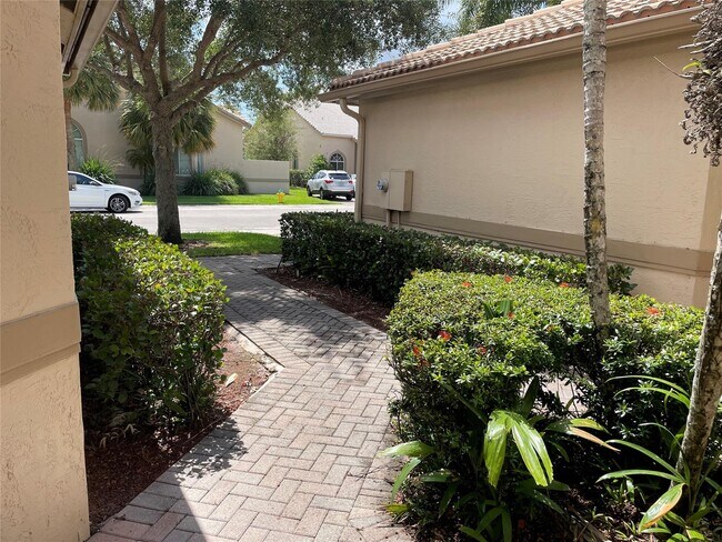 Foto del edificio - 5031 Madison Lakes Cir W