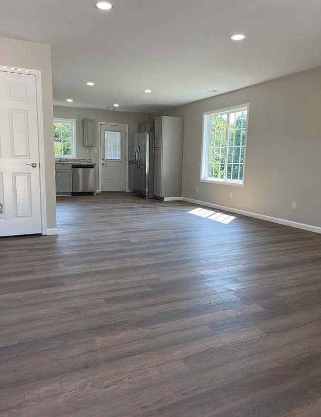 Building Photo - 382 Miller Ave