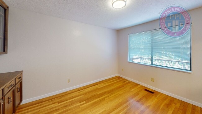 Building Photo - Prime West Linn Location - Walkable to Hig...