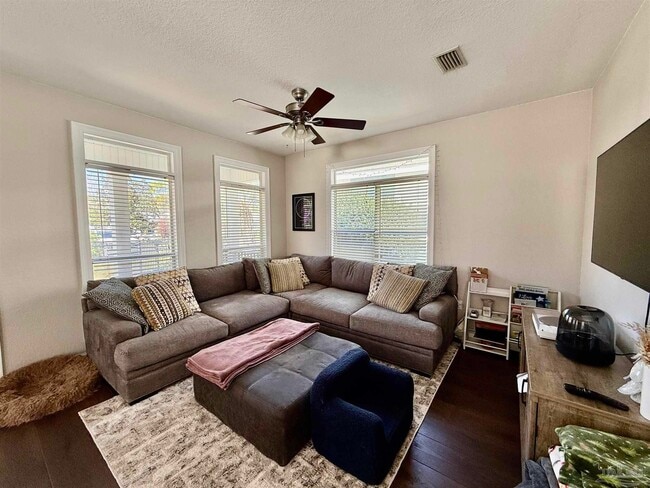 Building Photo - 1313 E Strong St