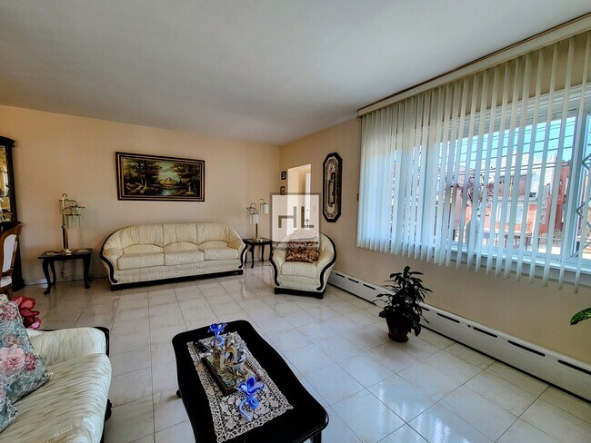 Building Photo - Large & Bright 2BR Home in Maspeth with Fr...