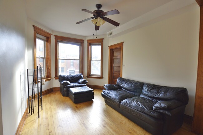 Building Photo - 2736 W Evergreen Ave