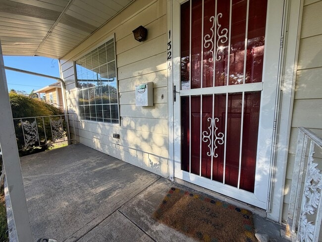 Building Photo - MOVE IN SPECIAL: HALF OFF FIRST MONTH'S RENT:2 Bedroom 2 Bath Single Family Home