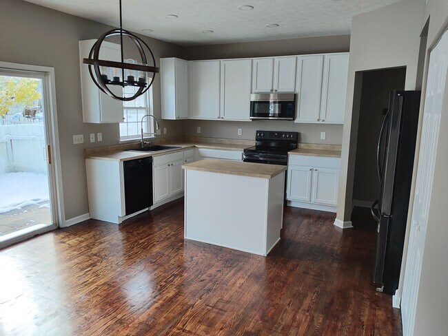 Foto del edificio - Beautifully maintained 4-bedroom, 2.5-bath over 2,200 sqft with a 2 car garage!