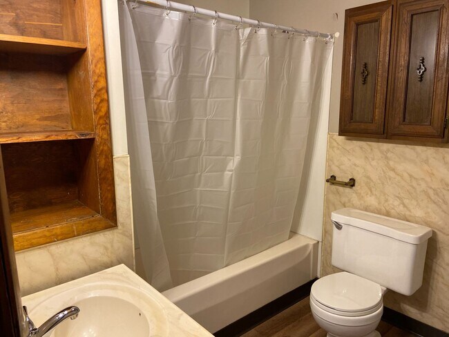Foto del edificio - 614 East 10th Street - 3 unit
