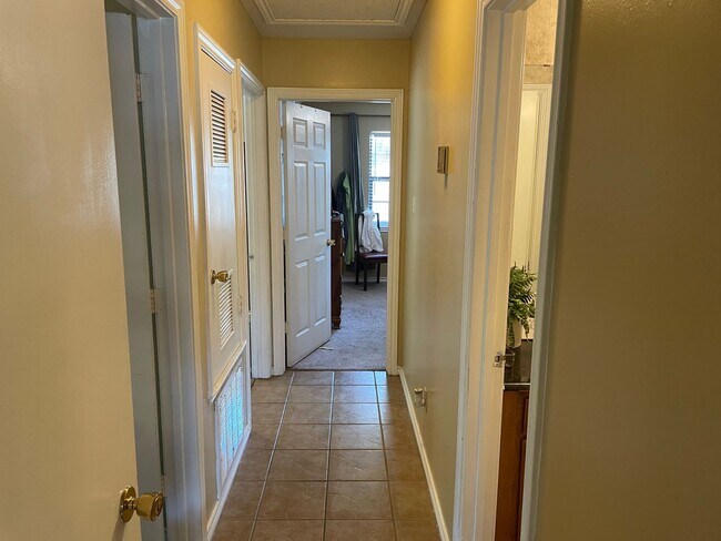 Building Photo - AUGUST 2026 PRE-LEASE!  Charming 3 Bed, 2 Bath Duplex in Great Location!