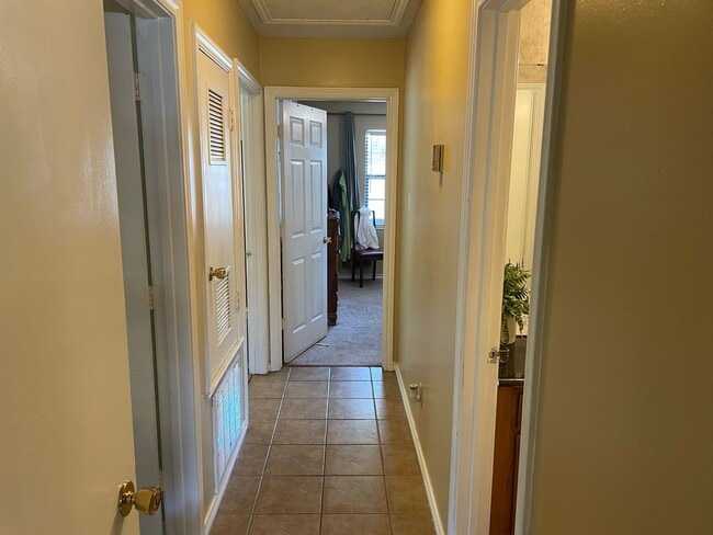 Foto del edificio - AUGUST 2026 PRE-LEASE!  Charming 3 Bed, 2 Bath Duplex in Great Location!