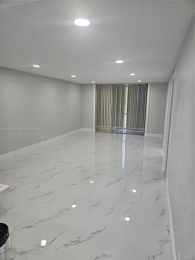 Building Photo - 700 S Hollybrook Dr