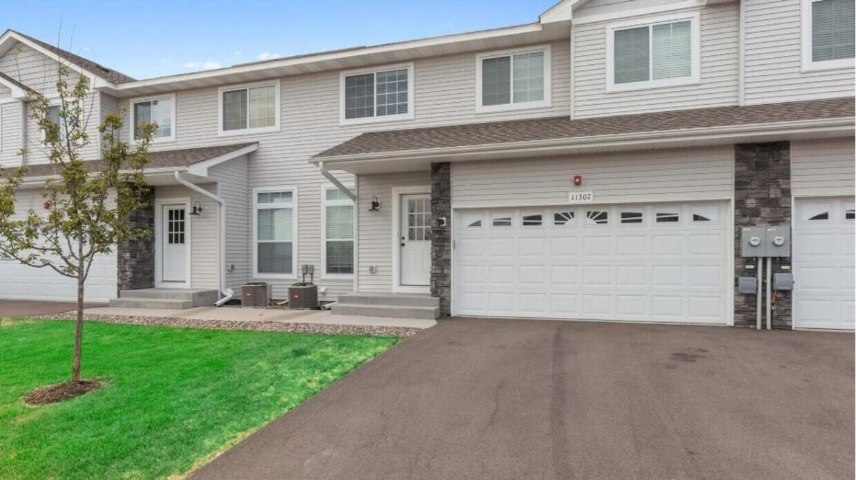 Foto principal - Stylish 4-Bedroom Townhome with Modern Fin...