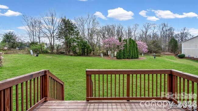 Foto del edificio - 125 Forest Ridge Rd