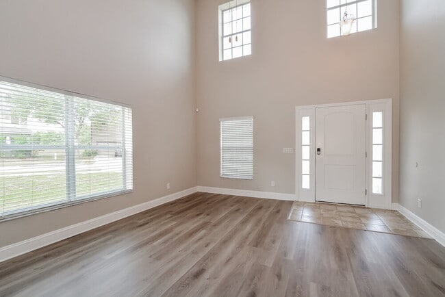Building Photo - 1705 Southern Oak Loop