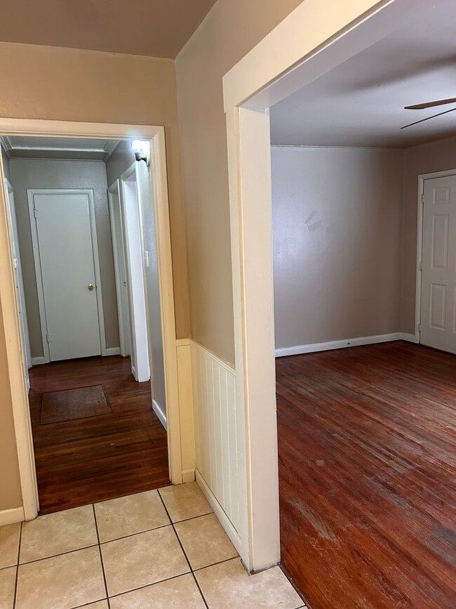 Building Photo - READY ON 1/19/2024! - 2 Bed 1 Bath on Phoenix