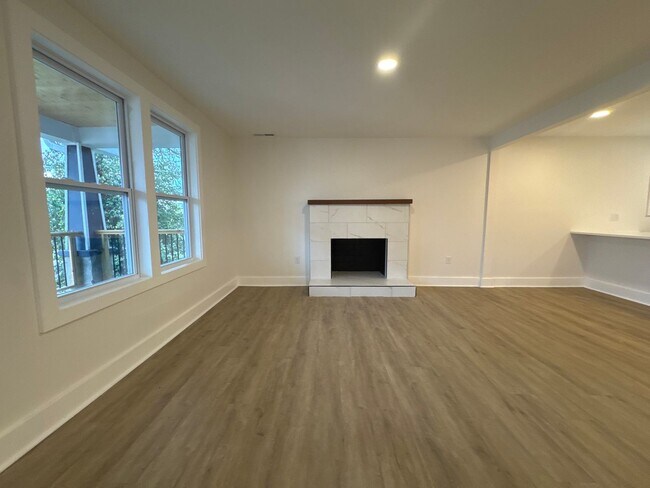 Foto del edificio - Fully Renovated 1930s Cottage in East Nashville – Move-In Ready