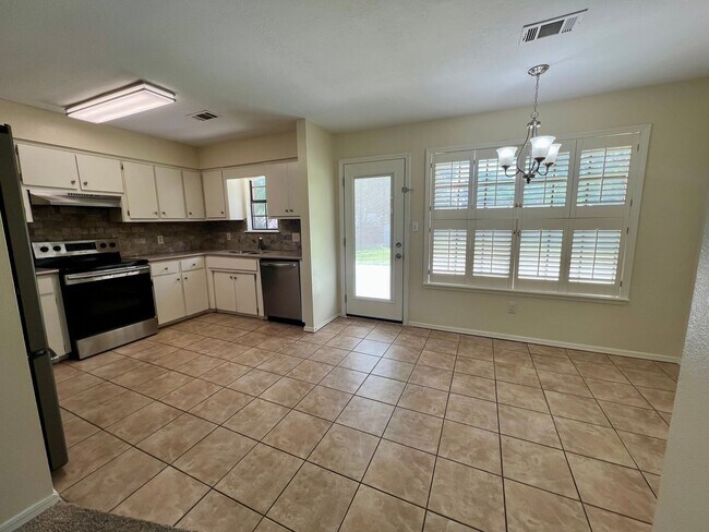 Building Photo - 3 Bedroom, 2 Bathroom Home Available for R...