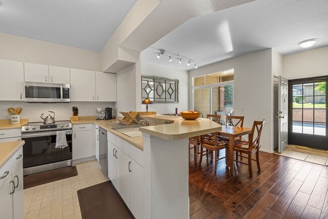 Building Photo - FURNISHED - 3 bed 3 bath Gated Highlands Ranch Home!