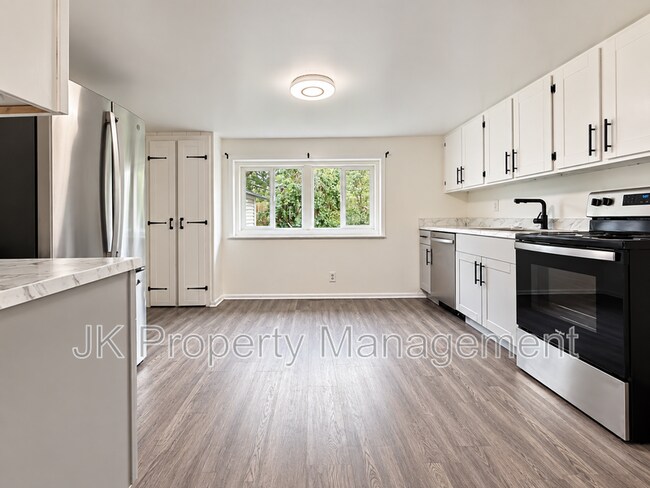 Building Photo - 720 9th Ave SW