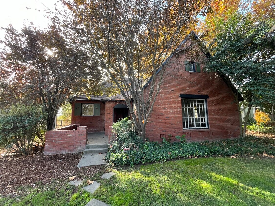 Primary Photo - Lovely 1940's Brick Home in the Country-$5...