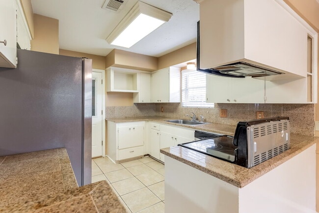 Building Photo - 5506 Cunningham Dr