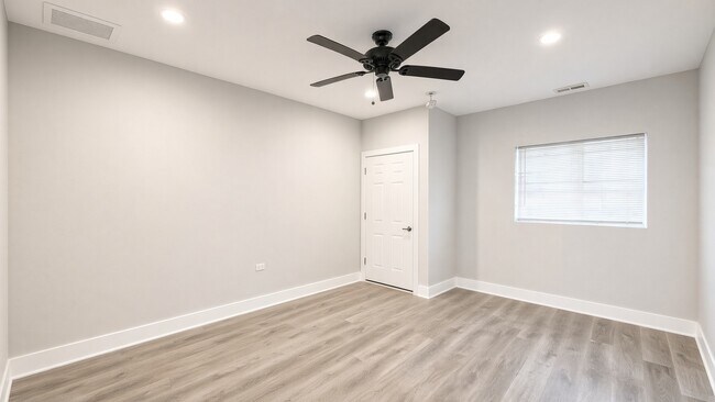 Building Photo - 4006 N Bell Ave