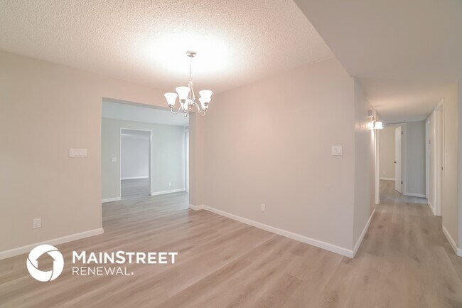 Building Photo - 1541 E Flower Cir