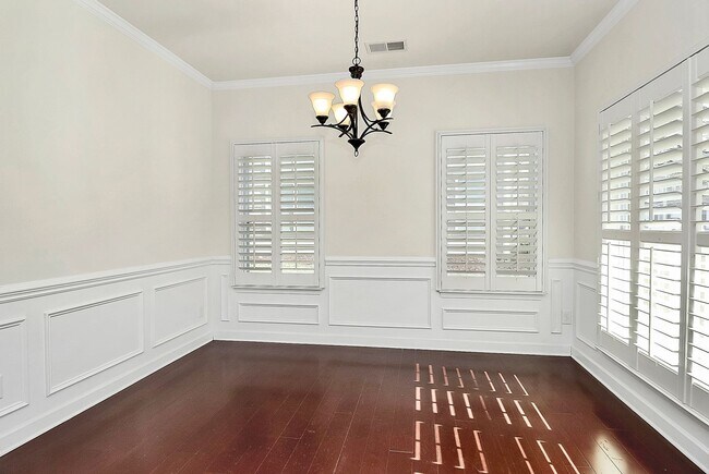 Building Photo - Beautiful three bedroom townhome