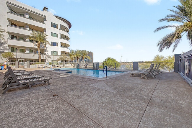 Building Photo - 945 E Playa del Norte Dr