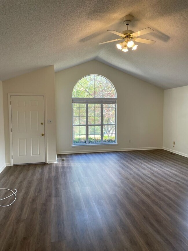 Building Photo - Cute Rancher