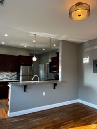 Building Photo - 454 Crescent St