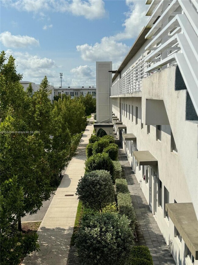 Foto del edificio - 6416 NW 102nd Ct