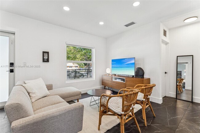 Foto del edificio - 990 SW 11th St