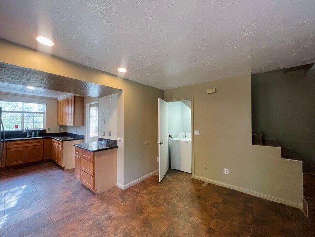 Foto del edificio - SPACIOUS 3BD/1.5BA HOUSE READY FOR RENT!!!