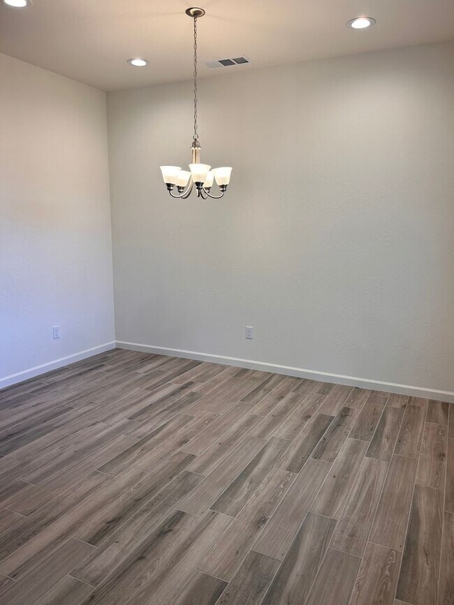 Foto del edificio - Beautiful home for rent in gated community in Visalia