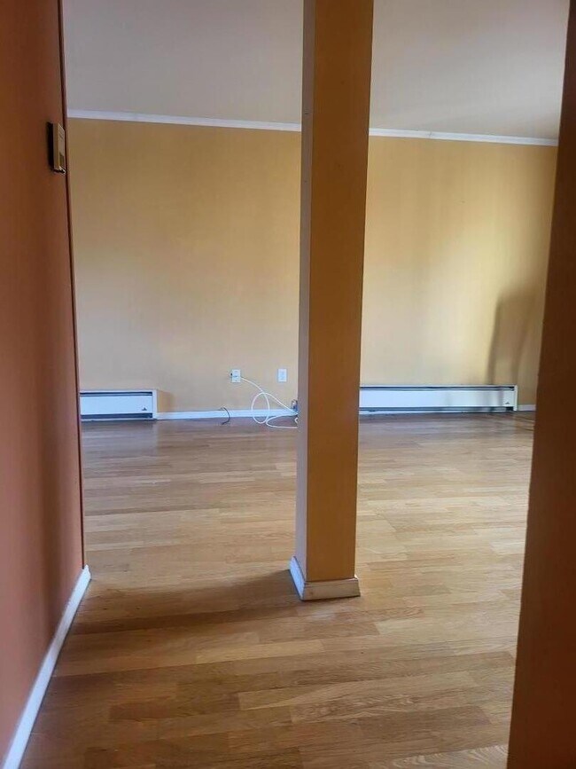 Building Photo - 420 Dela Vina Ave